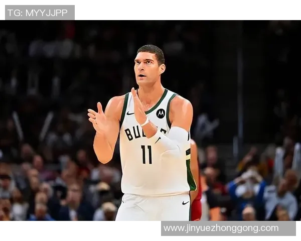 布鲁克洛佩斯：从篮球场上的巨人到全能战士的蜕变之路